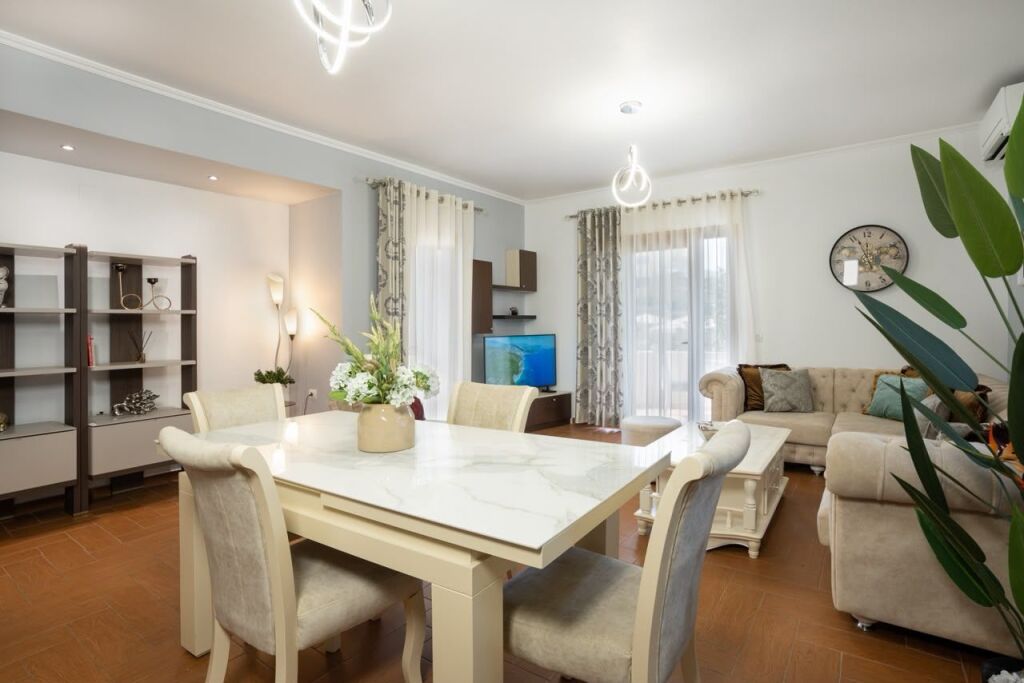 🏡 Casa privata 2+1+2 in affitto vicino al Lago Artificiale, Tirana In una delle zone più prestigiose di Tirana, vicino al Lago Artificiale e in un quartiere tranquillo ed esclusivo.