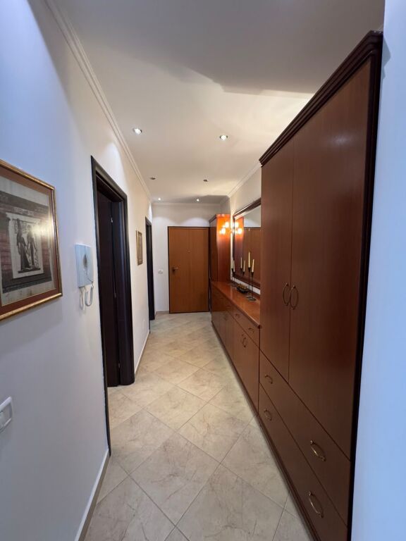 🏡 Jepet me qira 3+1 në Komunën e Parisit  📐 🚗 Garazh për 2 makina 📍 Pranë Performance Gym nenkalimi i komunes   💶 850 € / muaj