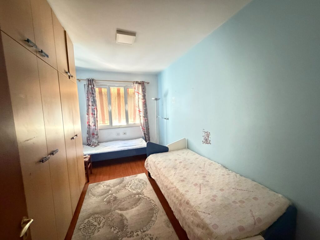 🏠 Appartamento 2+1 in affitto – Via “3 Dëshmorët”  Appartamento 2+1 in affitto, situato in Via “3 Dëshmorët”, vicino alla stazione di servizio Anel.  * 📍 Piano: 4 * 🛗 Palazzo con ascensore * 🛋️ Arredato * 🏡 Disposizione 2+1, adatto per famiglia o coppia * 💰 Prezzo: 50.000 lek/mese – trattabile  📞 Per maggiori informazioni o per visitare, contattare in privato.