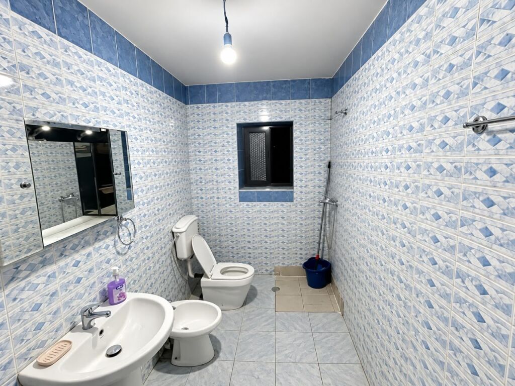 JEPET APARTAMENT ME QERA 3+1+BALLKON "PRANE RRUGES ISLAM ALLA,RRUGA E KAVAJES" 50000 LEKE