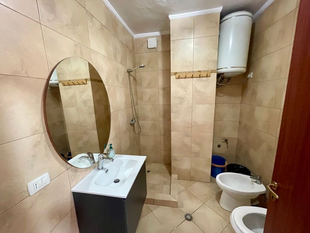 Affittasi appartamento 2+1 Centro "Kristal" (60.000 lek/mese), Comune di Parigi