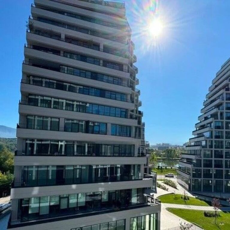 🏢 FOR RENT – COMMERCIAL SPACE | LAKE VIEW