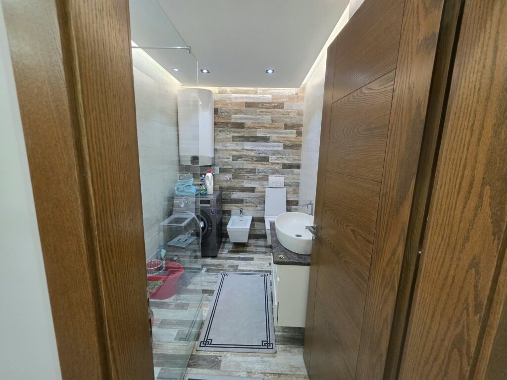 🏡 Appartamento 2+1 in affitto  📍Vicino al Giardino Zoologico  🏢 2° piano 🛗 Con ascensore 📐Superficie:100 m²  💰Prezzo 80.000 Lek/mese