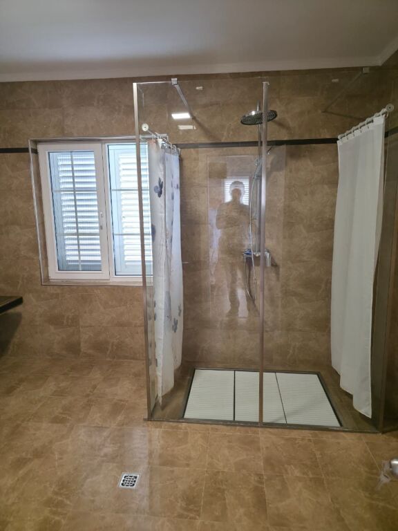 🏡 JEPET ME QIRA VILË 3-KATËSHE – TEG 📍 Garden Hills Residence
