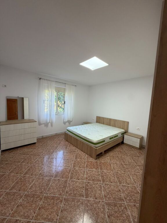 Offriamo in affitto il primo piano di una casa privata + parcheggio sopra il Complesso Grand (fine della strada Bajram Allaraj)
