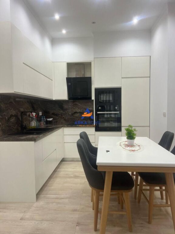 JEPET APARTAMENT ME QIRA 3+1+VERANDE "LIQENI I THATE" 90.000 LEKE