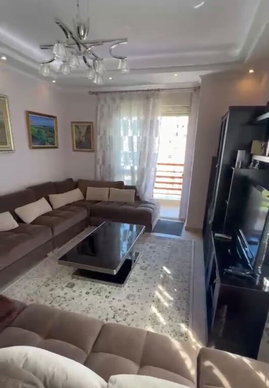 Komuna e Parisit Apartament 2+1 me qira