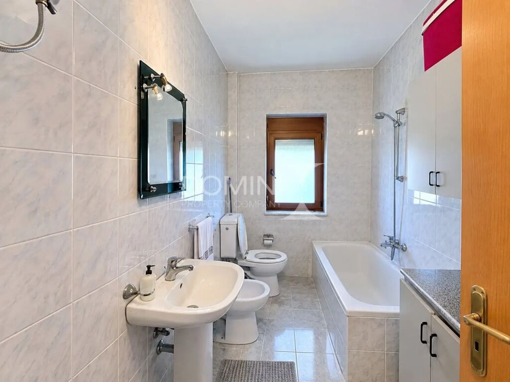 Shitet apartament 2+1 tek Rruga Ali Visha , Rruga Ali Demi ! 171 milione leke !