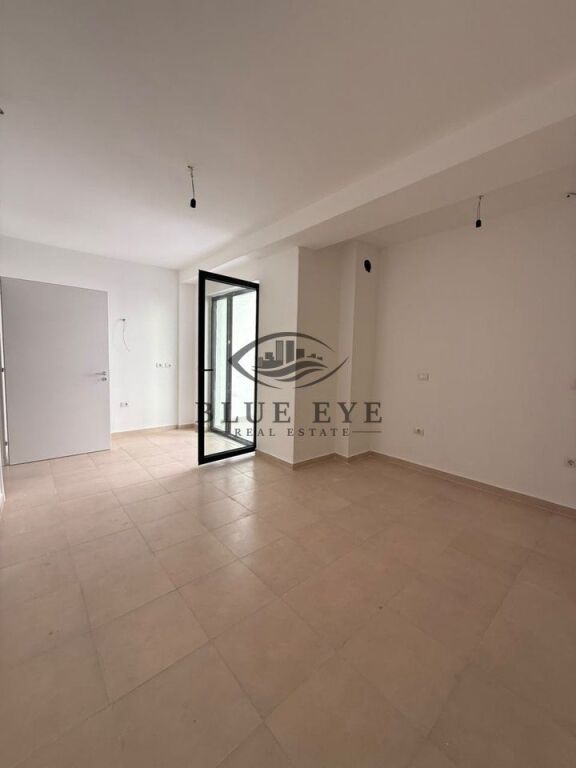2 GARSONIERE + VERANDË PËR SHITJE – MALI I ROBIT