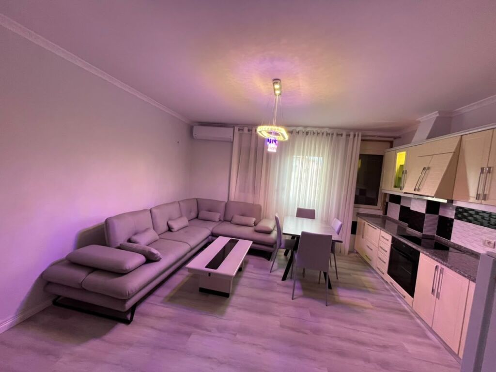 🛋️Jepet me qira apartament 2+1+🅿️ tek Rruga Kavajes   Kati: 4 (me ashensor) Totalisht i mobiluar  Disponon kondicioner ne cdo dhome  Cmimi: 110.000 leke/muaj