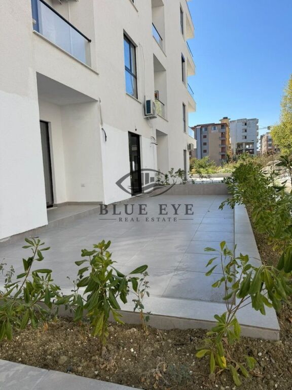 2 GARSONIERE + VERANDË PËR SHITJE – MALI I ROBIT