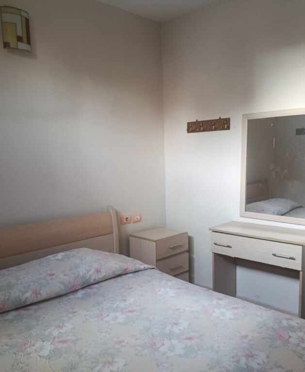 Qera | Shtëpi private 2 + 1 | Bulevardi Zogu i Parë | 1200 €/muaj