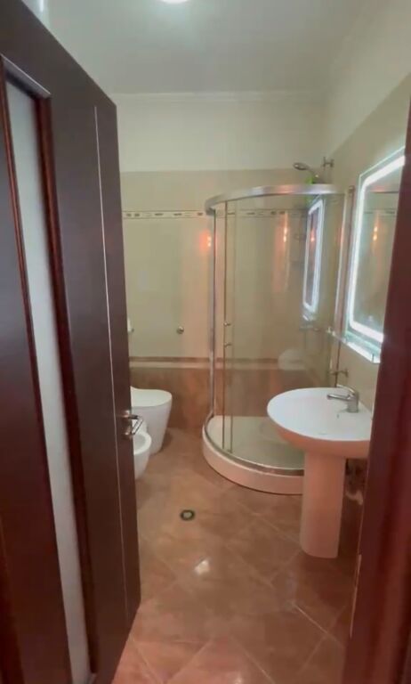 Komuna e Parisit Apartament 2+1 me qira