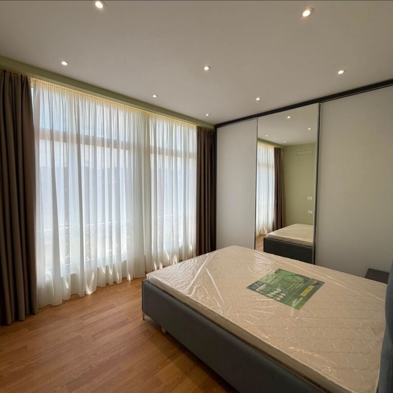 Apartament 2+1 per shitje, Myslym Shyri, buze rruge !