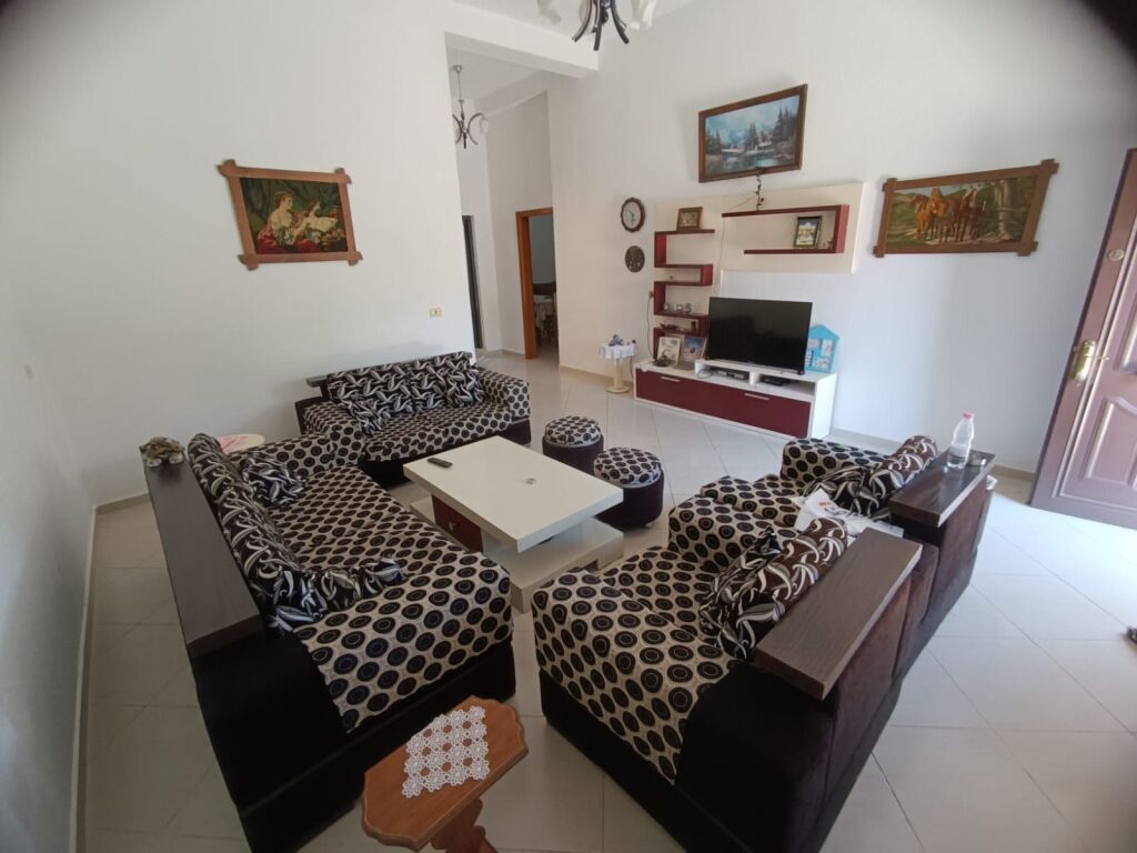 JEPET ME QIRA APARTAMENT 2+1 NE KAT VILE AFER TRAFOS 220 V TEK BULEVARDI I RI, TIRANË  ID 5632