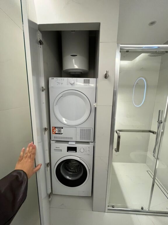 🛋️Jepet me qira apartament 2+1+🅿️ tek Rruga Kavajes   Kati: 4 (me ashensor) Totalisht i mobiluar  Disponon kondicioner ne cdo dhome  Cmimi: 110.000 leke/muaj