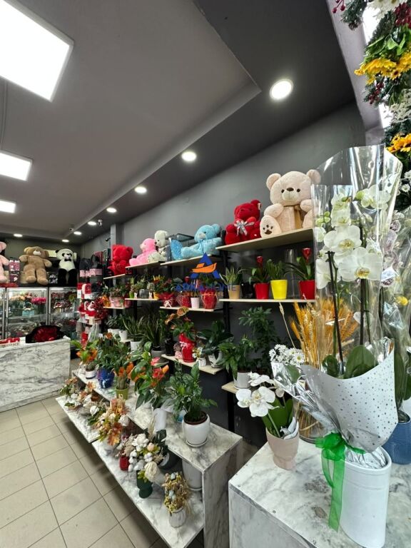 BUSINESS FOR SALE – FLOWER &amp; DECORATION SHOP 50 M2 "VASIL SHANTO" 700,000 LEKE