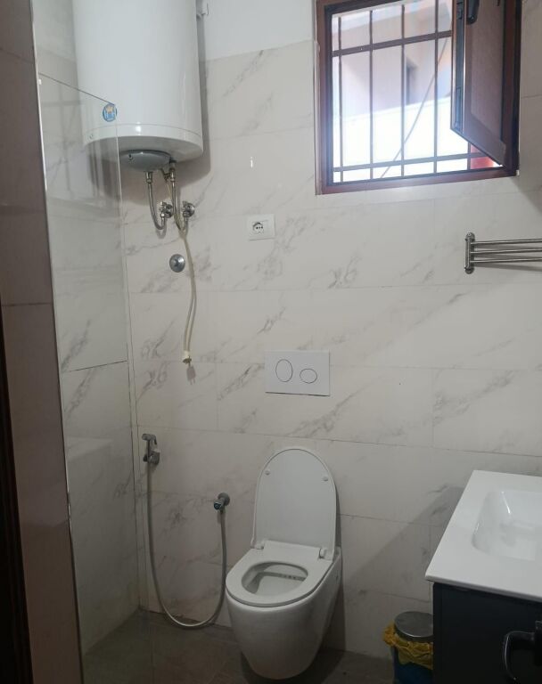Qera | Shtëpi private 2 + 1 | Bulevardi Zogu i Parë | 1200 €/muaj