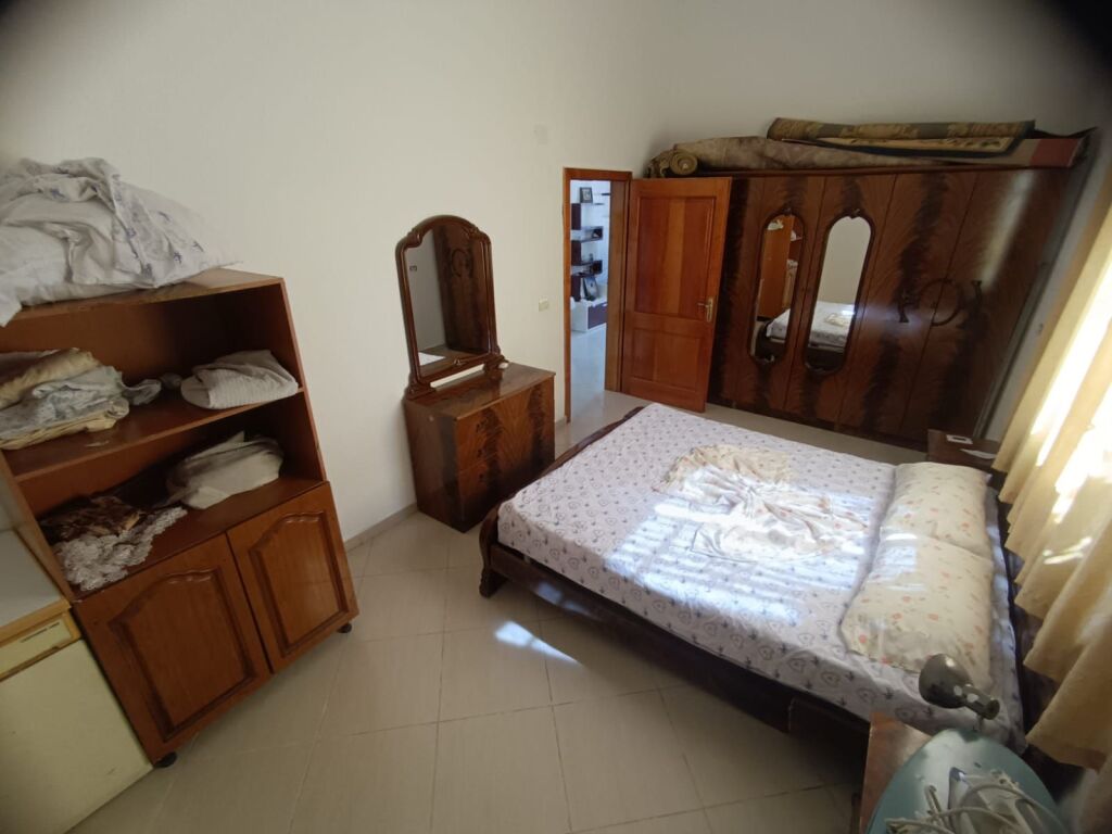JEPET ME QIRA APARTAMENT 2+1 NE KAT VILE AFER TRAFOS 220 V TEK BULEVARDI I RI, TIRANË  ID 5632