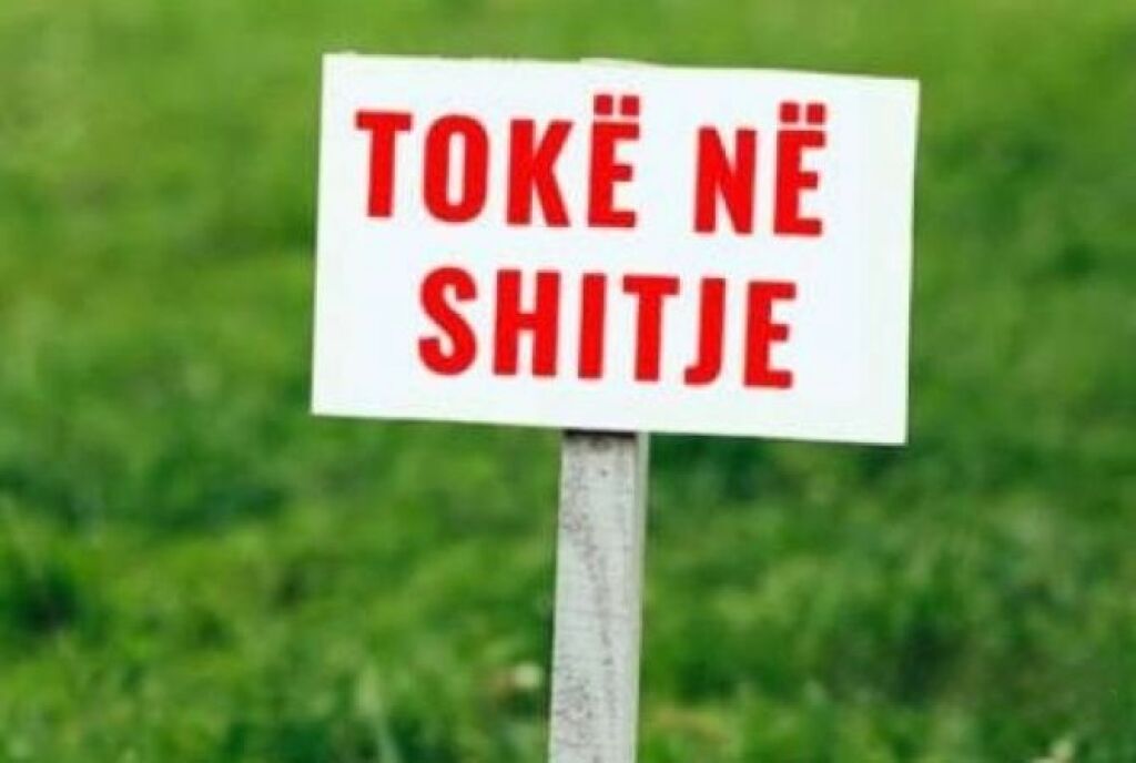 Shitet toke ne Peze Helmes 1500 m2 buze rruge