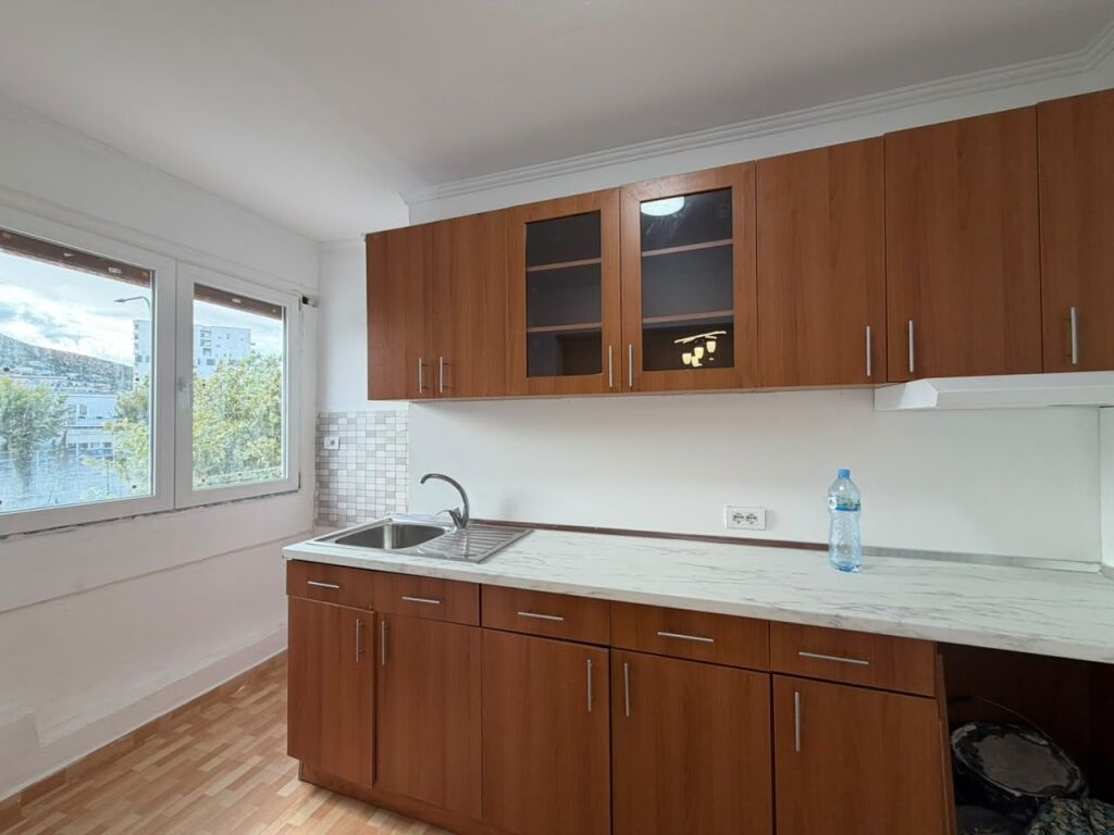 IRFAN TOMINI, MBRAPA PALLATIT ME SHIGJETA – SHESIM APARTAMENT 1+1