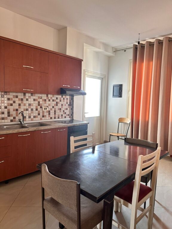 🏠Ne zonen e Rruges Jordan Misja,jepet me qera kati i III-te i nje vile 2+1+2,i mobiluar.50,000Leke