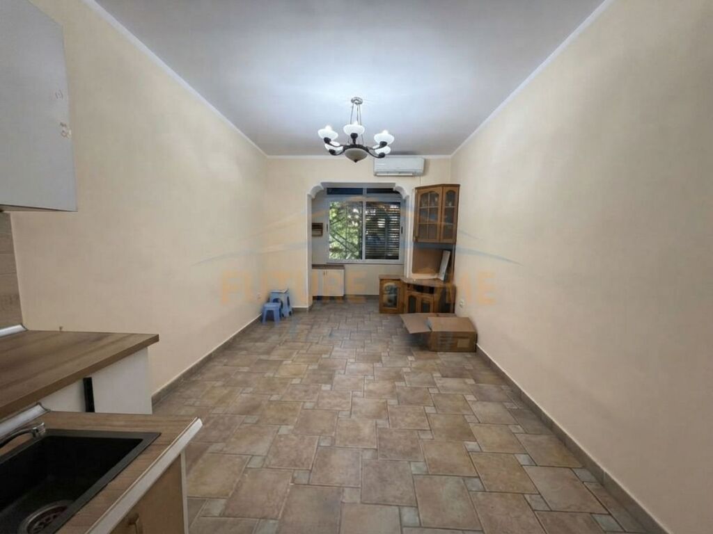 Shitet, Apartament 1+1, Rruga Bardhyl, Tiranë.