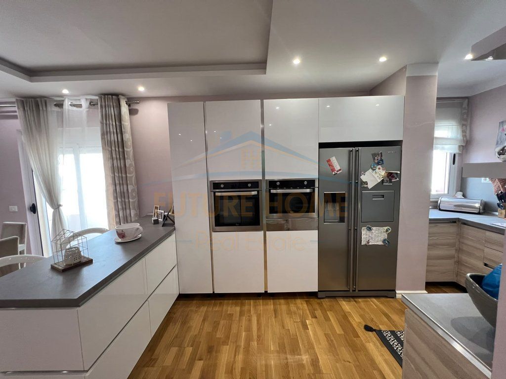 Qera , Apartament 3+1+2+2 Ballkone , Fresk , Tiranë