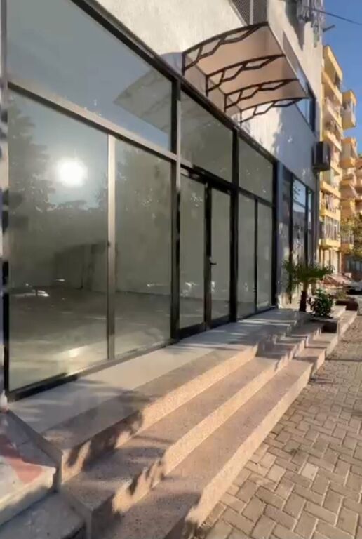 Affittasi negozio ad Astir, in via Sokrat Miho! 500 mila lek netti!