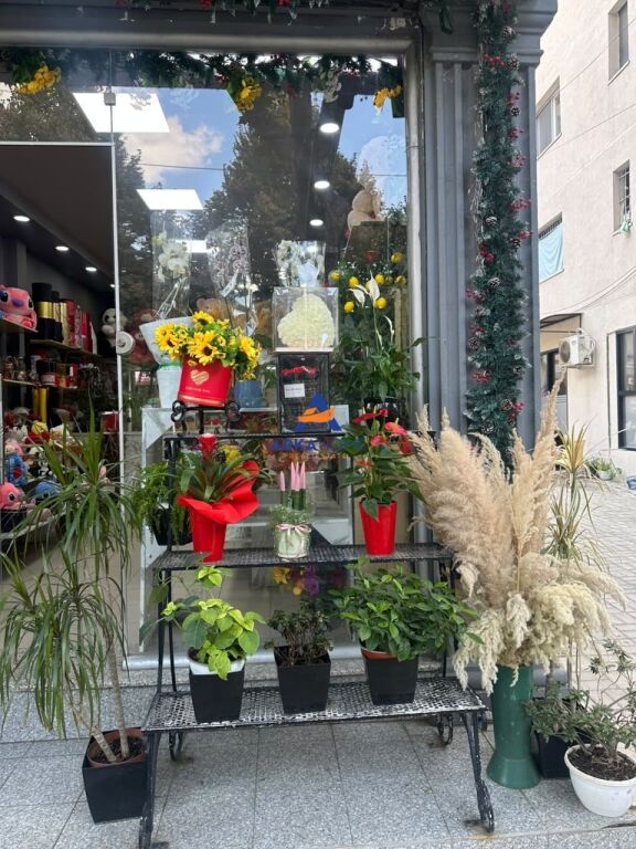 BUSINESS FOR SALE – FLOWER &amp; DECORATION SHOP 50 M2 "VASIL SHANTO" 700,000 LEKE
