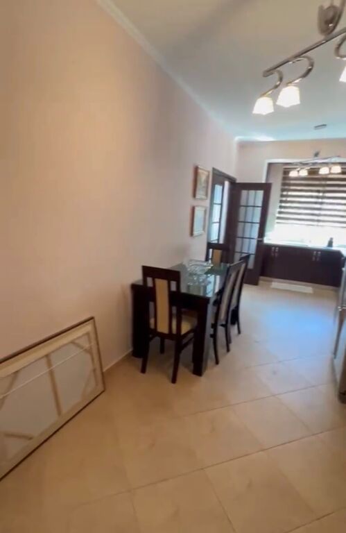 Komuna e Parisit Apartament 2+1 me qira