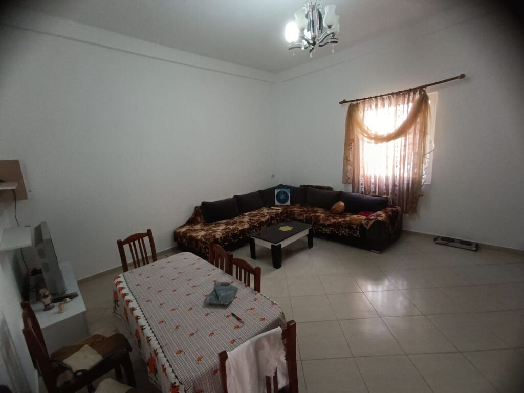JEPET ME QIRA APARTAMENT 2+1 NE KAT VILE AFER TRAFOS 220 V TEK BULEVARDI I RI, TIRANË  ID 5632
