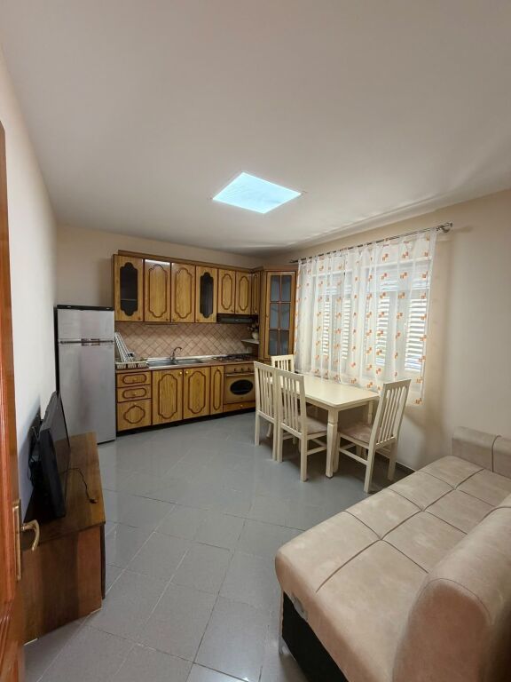 Offriamo in affitto il primo piano di una casa privata + parcheggio sopra il Complesso Grand (fine della strada Bajram Allaraj)
