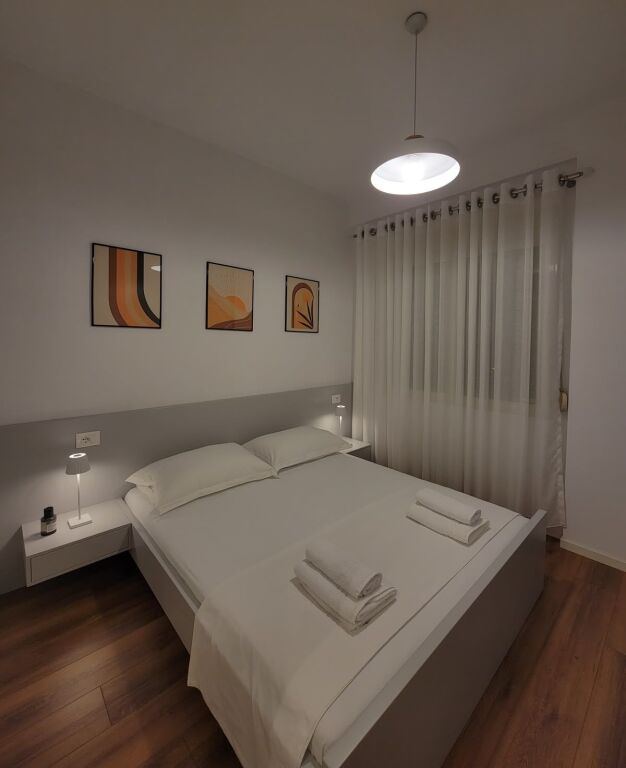 Super Appartamento 1+1 in affitto in Via Durresit (55.000 ALL)
