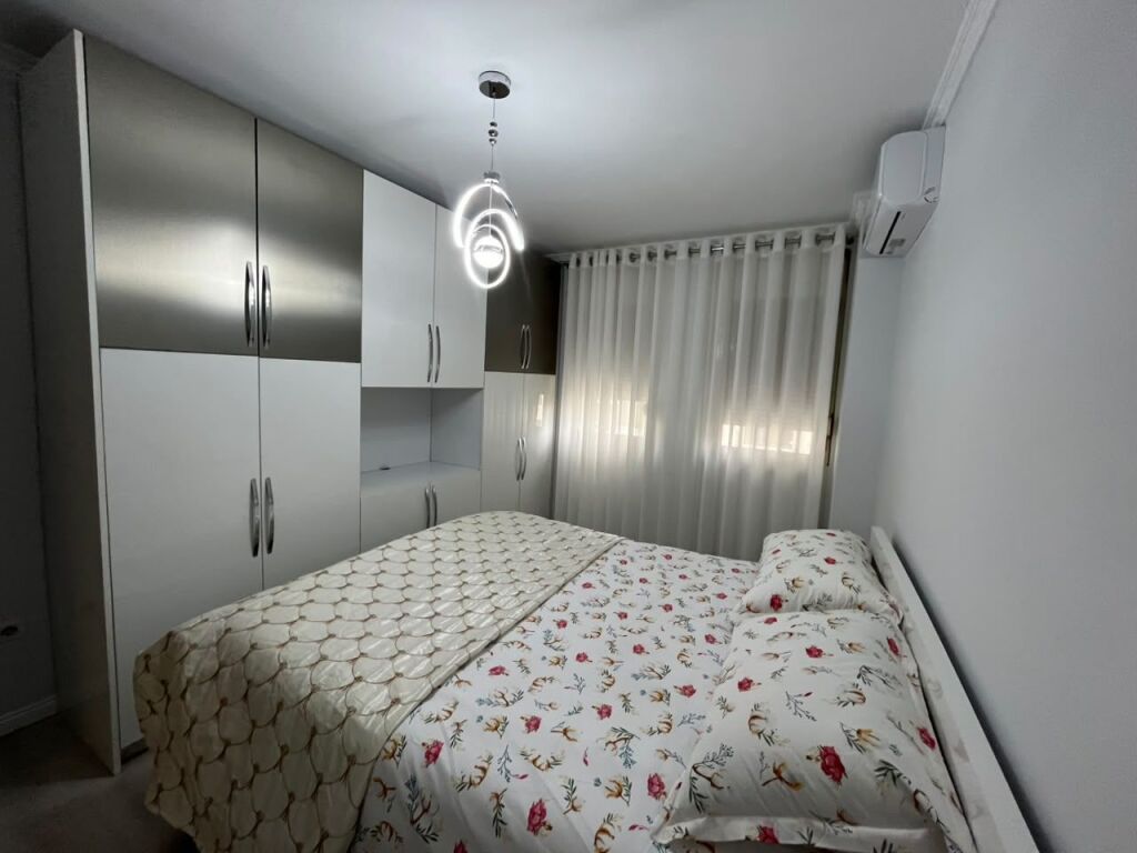 🛋️Jepet me qira apartament 2+1+🅿️ tek Rruga Kavajes   Kati: 4 (me ashensor) Totalisht i mobiluar  Disponon kondicioner ne cdo dhome  Cmimi: 110.000 leke/muaj