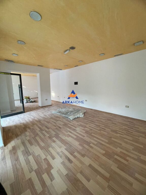 SHITET AMBIENT BIZNESI 60 M2 "FILLIM I RRUGES BULEVARDI I RI, PRANE UFOS" CMIMI I DISKUTESHEM