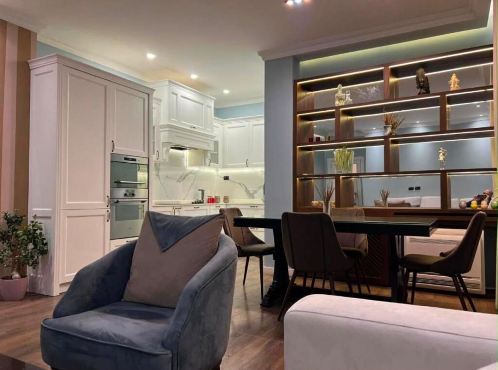 2+1 penthouse apartment for rent in the Center, Skenderbej Square! Foreigners only!
