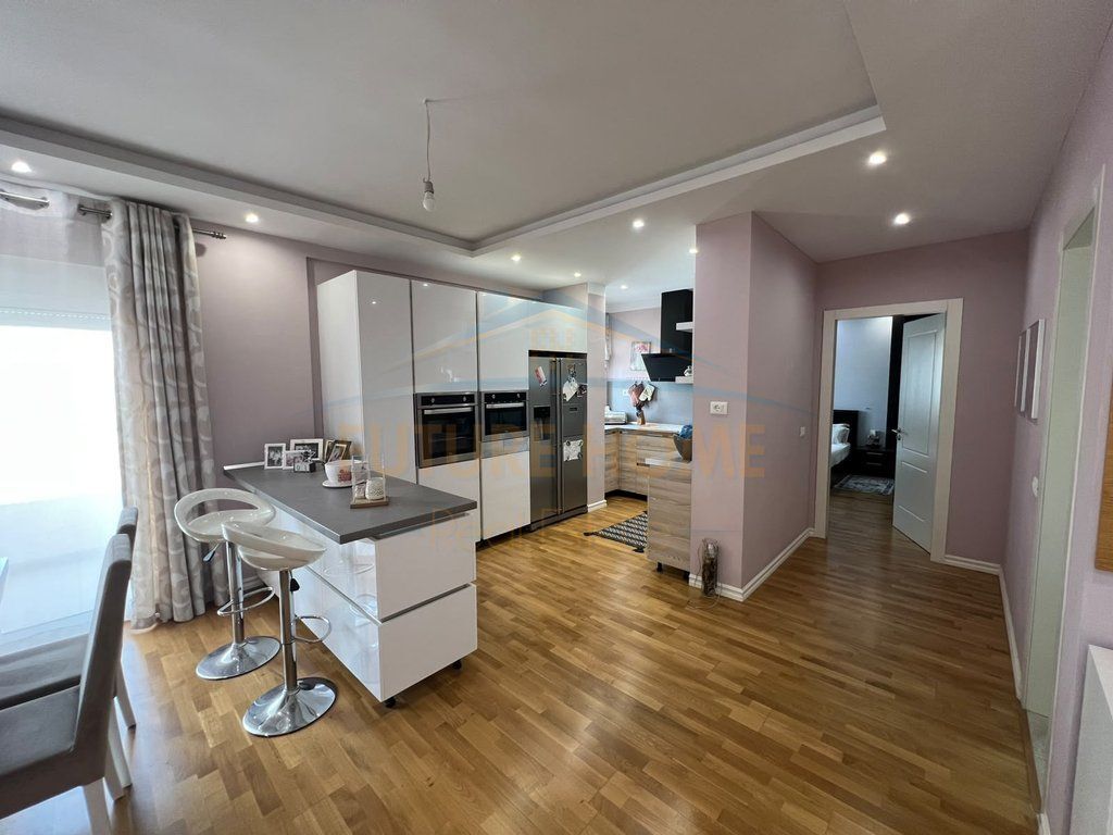 Qera , Apartament 3+1+2+2 Ballkone , Fresk , Tiranë