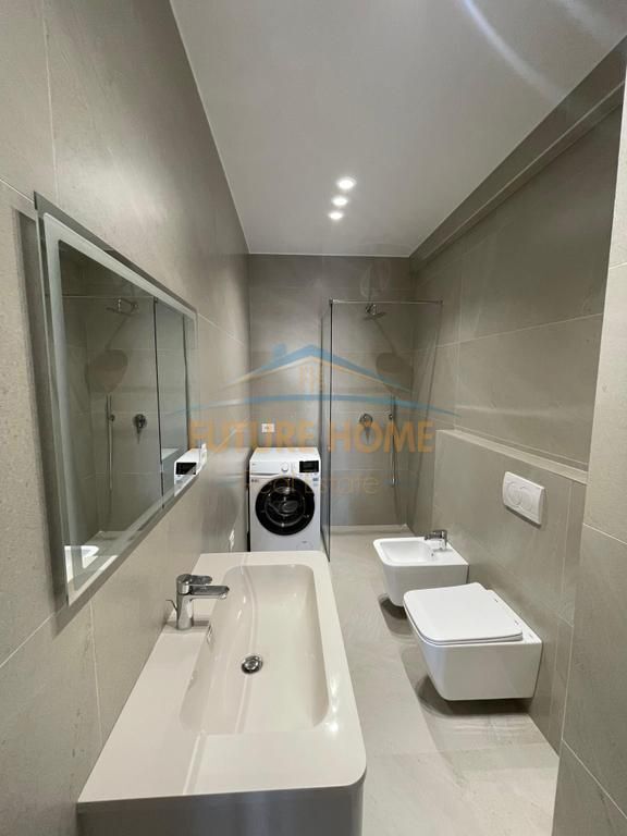 Shitet, Penthouse 2+1+2+Verandë+2 Poste Parkimi, Bulevardi Zhan D'ark, Tiranë