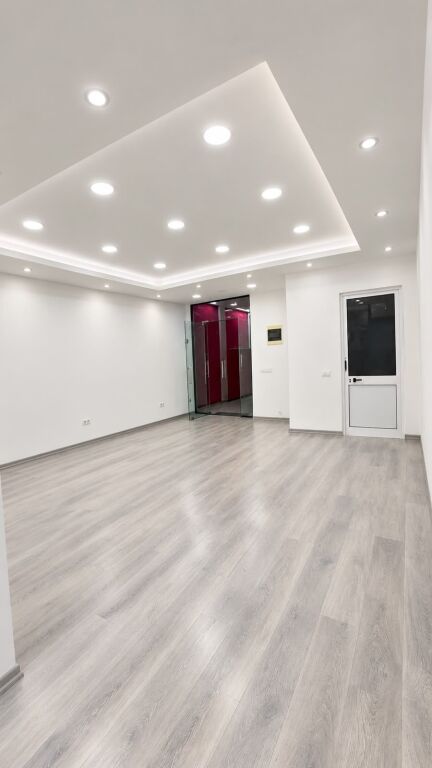 JEPET ME QIRA AMBIENT BIZNESI 40 M2 "ISH EKSPOZITA" 60.000 LEKE