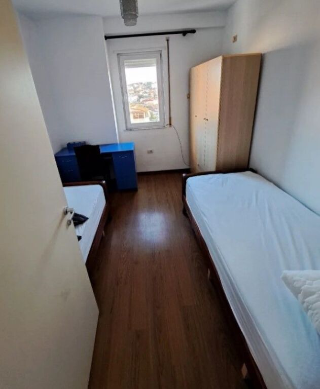 Jepet me qera apartament 2+1 pranë Tregut të Ri Elektrik