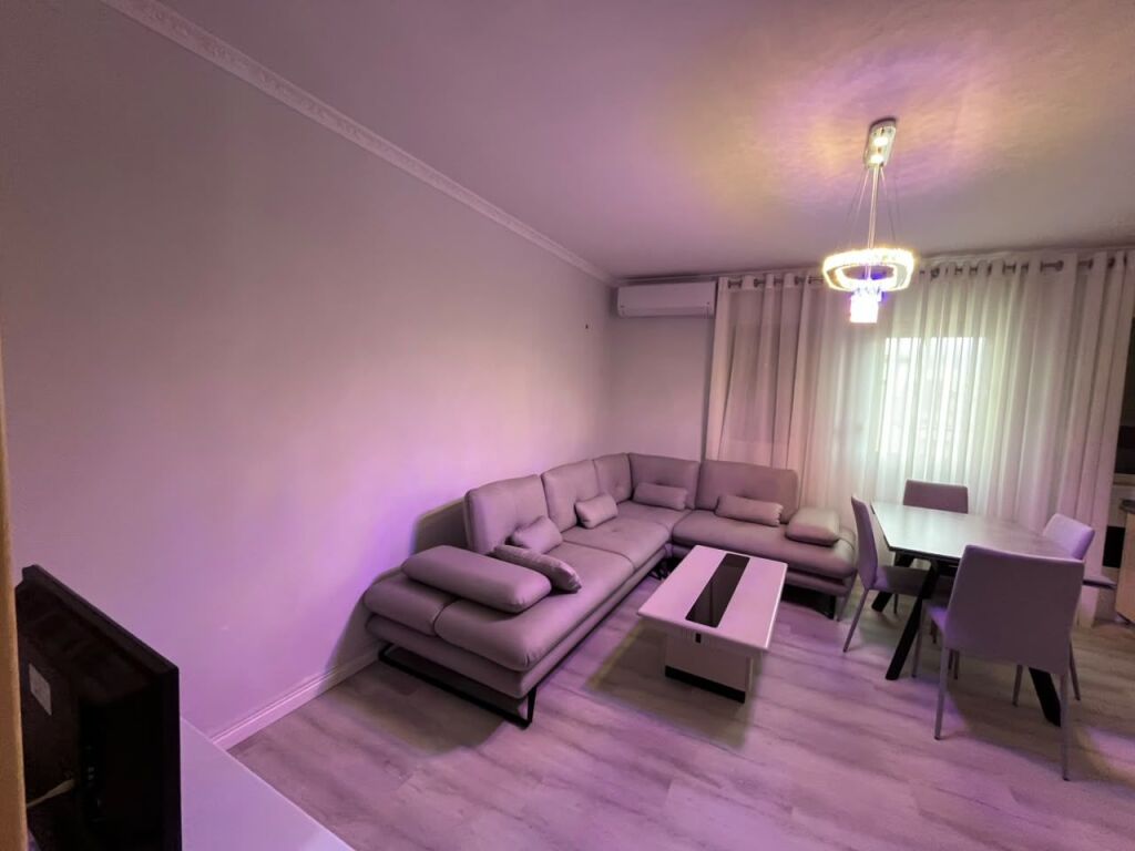 🛋️Jepet me qira apartament 2+1+🅿️ tek Rruga Kavajes   Kati: 4 (me ashensor) Totalisht i mobiluar  Disponon kondicioner ne cdo dhome  Cmimi: 110.000 leke/muaj