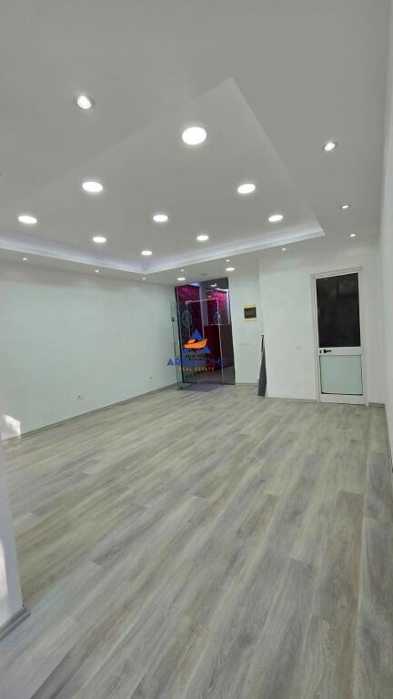 JEPET ME QIRA AMBIENT BIZNESI 40 M2 "ISH EKSPOZITA" 60.000 LEKE