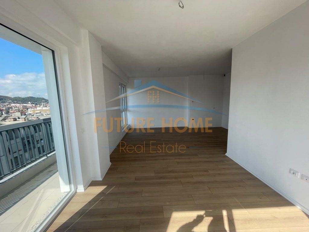 Shitet, Apartament 3+1+2+Verandë, Komuna e Parisit, Tiranë