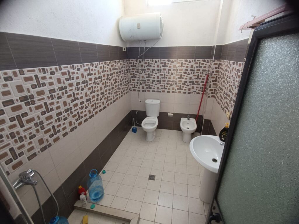 JEPET ME QIRA APARTAMENT 2+1 NE KAT VILE AFER TRAFOS 220 V TEK BULEVARDI I RI, TIRANË  ID 5632