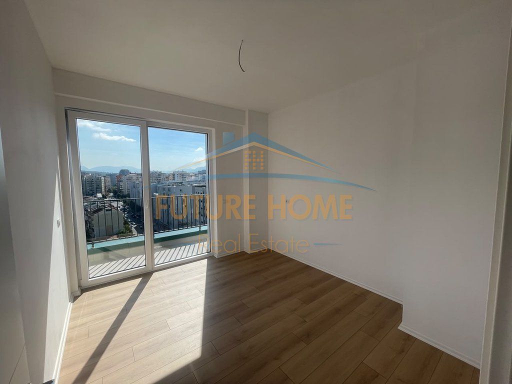 Shitet, Apartament 3+1+2+Verandë, Komuna e Parisit, Tiranë
