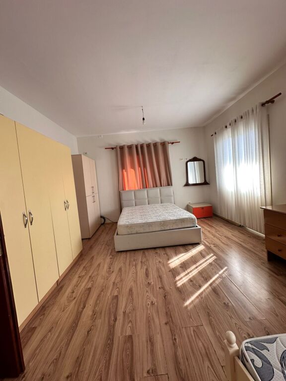 🏠Ne zonen e Rruges Jordan Misja,jepet me qera kati i III-te i nje vile 2+1+2,i mobiluar.50,000Leke