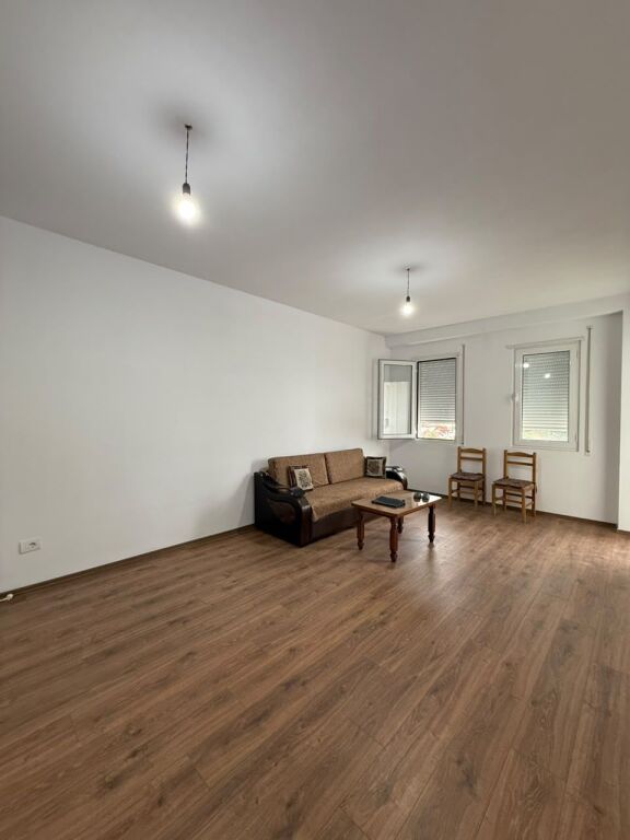 Apartament me qera 1+1