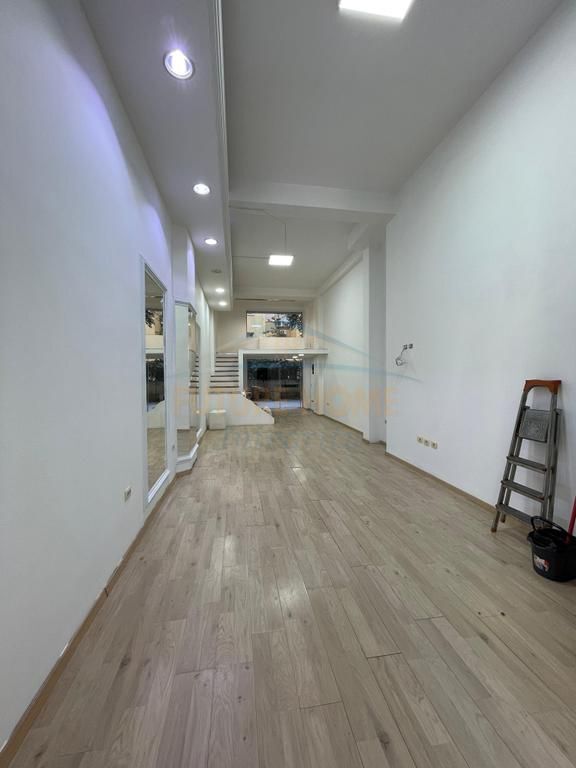 Qera, Ambient Biznesi, Rruga e Kavajës, Tiranë.    80,000 Lekë