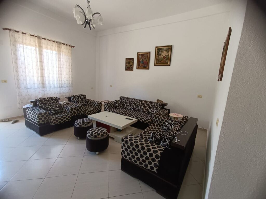 JEPET ME QIRA APARTAMENT 2+1 NE KAT VILE AFER TRAFOS 220 V TEK BULEVARDI I RI, TIRANË  ID 5632
